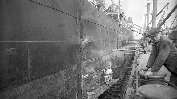 Historische foto werkmannen bij een schip