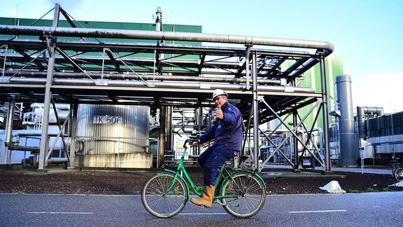 Werknemer op de fiets bij Alco Energy Rotterdam