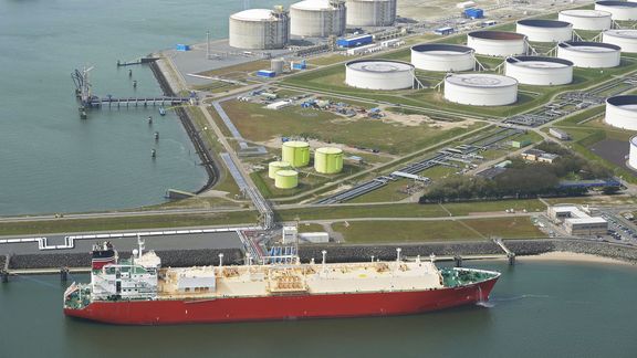 LNG-Tanker, der am Terminal festgemacht hat