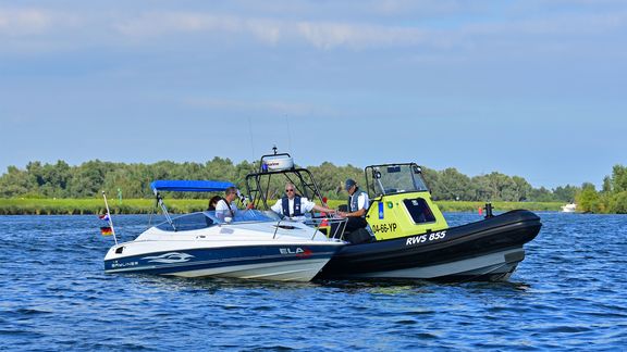 Rijkswaterstaat controle snelle motorboot