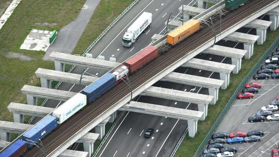 Trein passeert de snelweg A15