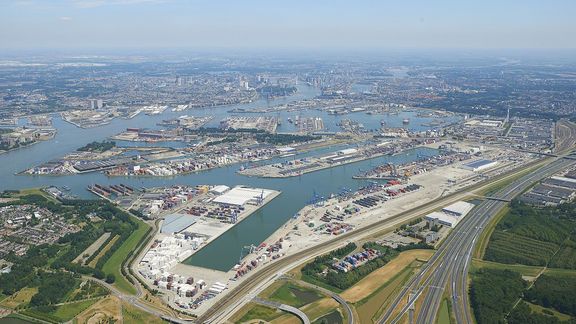 Waal-Eemhaven luchtfoto met zicht op de Rotterdam Short Sea Terminal