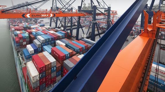 Container schip wordt gelost