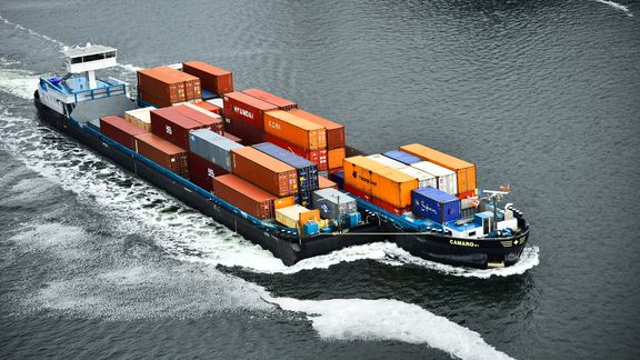 Binnenvaart schip met containers