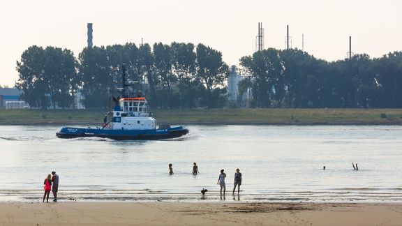 Recreanten op het strand bij Maassluis
