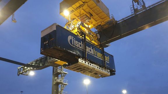 Container hängend an einem Kran