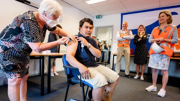 Impfung von Seeleuten (Foto: Erik Jansen)