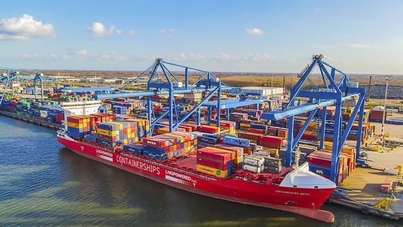 Containerschip aan kade Rotterdam Shortsea Terminal