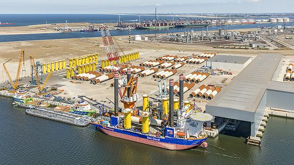 Schepen aan de kade bij Sif op Maasvlakte 2