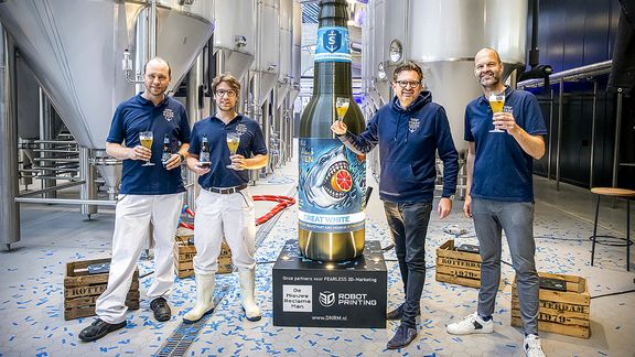 Team van de Stadshaven Brouwerij staan met hun speciaal bier naast hun award