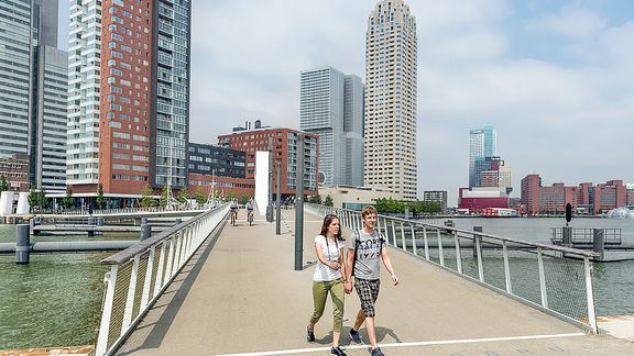 Wandelaars op de brug naar Katendrecht