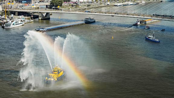 Een RPA schip spuit water