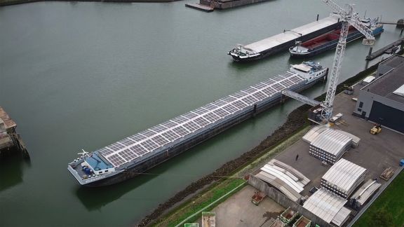 Binnenvaartschip met zonnepanelen