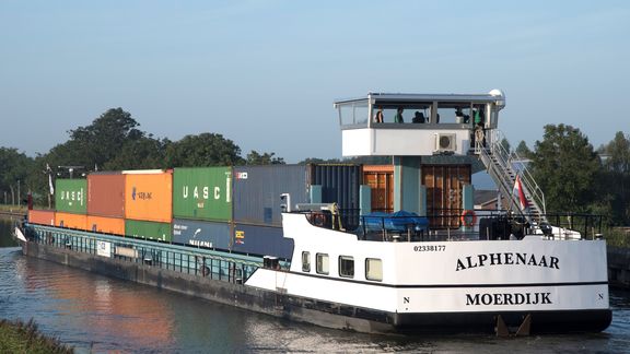Alphenaar electric barge on its way