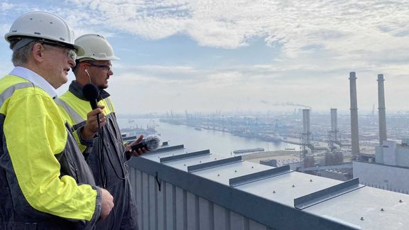 Celwin Frenzen (rechts) en Fred Hage op het dak bij Uniper op Maasvlakte 2