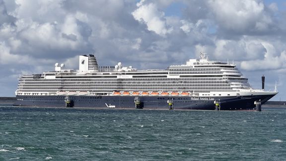 Cruiseschip Rotterdam tijdelijk aangemeerd op de Maasvlakte