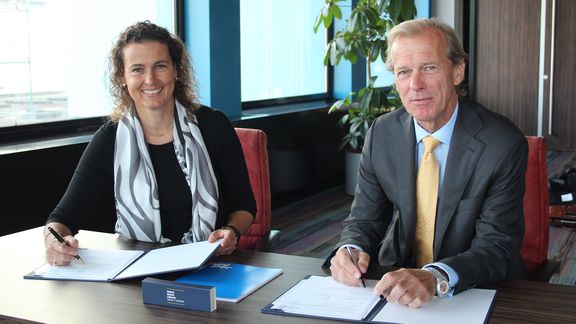 Signing of MOU Yolande Verbeek and Allard Castelein