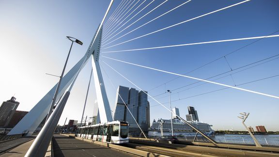 Eradmusbrug Skyline Rotterdam foto: Guido Pijper