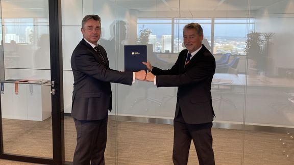 Samenwerkingsovereenkomst door René de Vries (Rijks) Havenmeester en rechts Jan van Zanten Directeur Kustwacht