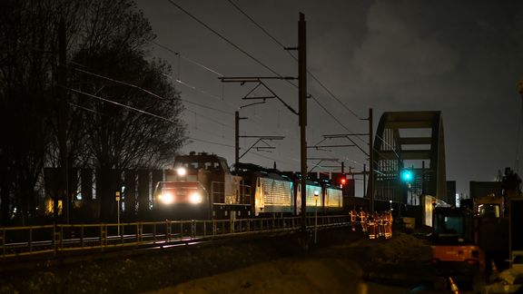 De eerste trein rijdt over het Theemswegtracé