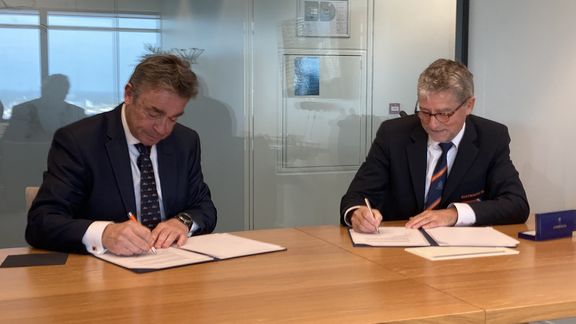 Ondertekening samenwerkingsovereenkomst door René de Vries (Rijks) Havenmeester en rechts Jan van Zanten Directeur Kustwacht