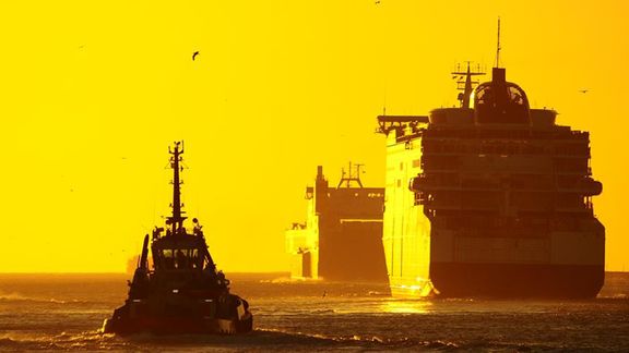 Schepen varen de zonsondergang tegemoet