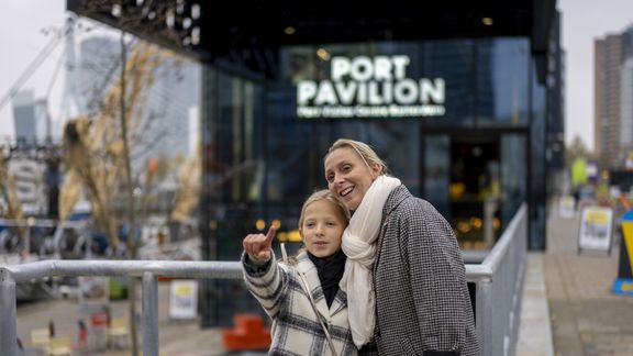 Moeder en dochter bezoeken het Port Pavilion