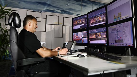 Werknemer in container control room
