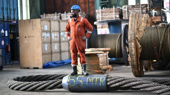 Man staat op een kabel