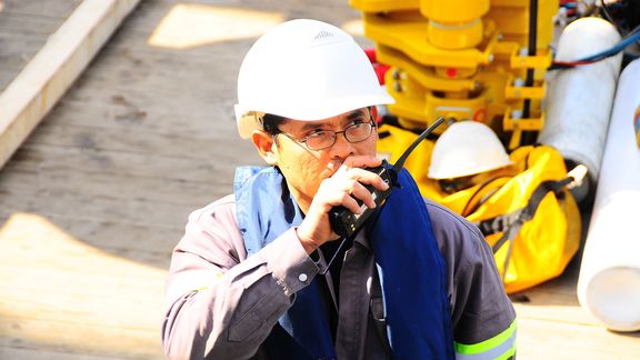 Man praat door een walkie talkie