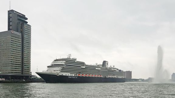 MS Rotterdam VII läuft zum ersten Mal im Kreuzfahrtterminal Rotterdam ein