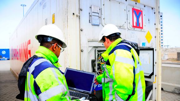 Inspecteurs aan het werk bij een container