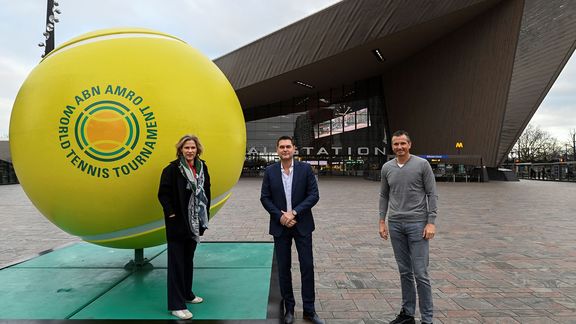 vlnr: Jolanda Jansen (Rotterdam Ahoy), Richard van der Eijk (Havenbedrijf Roterdam) en Richard Krajicek (ABN AMRO World Tennis Tournament) (Foto: Ries van Wendel de Joode)