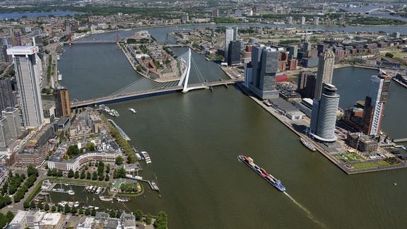 Luchtfoto van Rotterdamse skyline