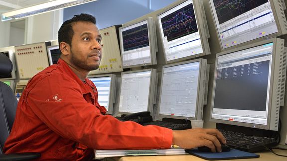 Een werknemer in de control room van de terminal