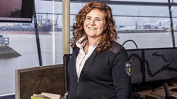 Nina Bruintjes (27) VTS-operator bij de Verkeerscentrale Rotterdam