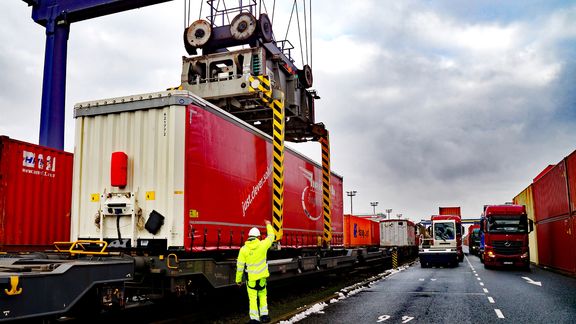 Ein Container wird auf einen Zug verladen. Foto: Kombiverkehr KG Nürnberg-Rotterdam