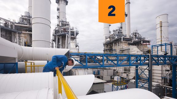 Werknemer voert controle bij Air Liquide uit