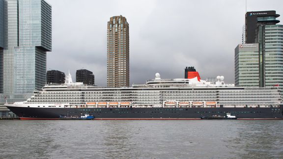 Queen-Victoria aan de Holland Amerikakade van Cruise Port Rotterdam