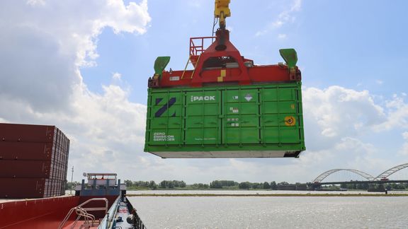 ZES container wordt geladen