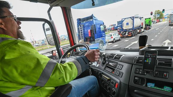Vrachtwagenchauffeur in Rotterdamse haven
