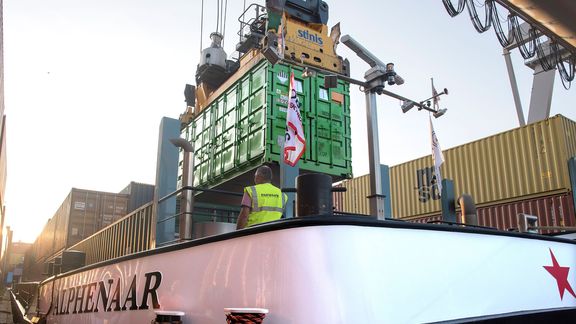 Man op Alphenaar binnenvaartschip