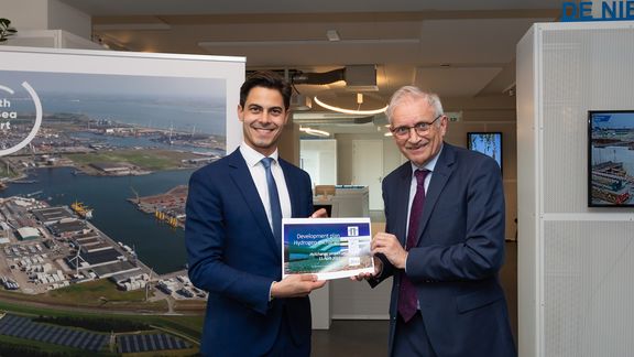 Minister Rob Jetten neemt het certificaat voor groene waterstof in ontvangst van Bert den Ouden