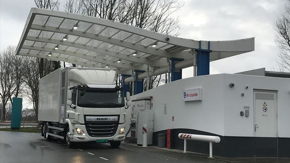 Truck refuels hydrogen