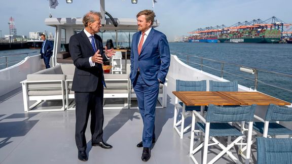 Zijne Majesteit de Koning Willem-Alexander en Allard Castelein (L) op schip in de Rotterdamse haven