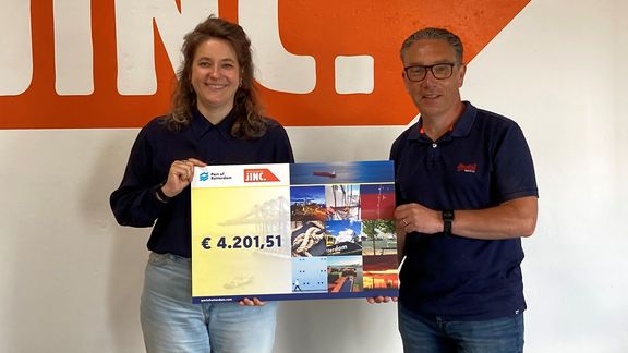 JINC ontvangt een cheque van het Havenbedrijf Rotterdam
