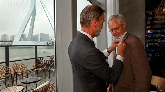 Robert Kasteel krijgt sleepanker van Boudewijn Siemons (Foto: Ries van Wendel de Joode)