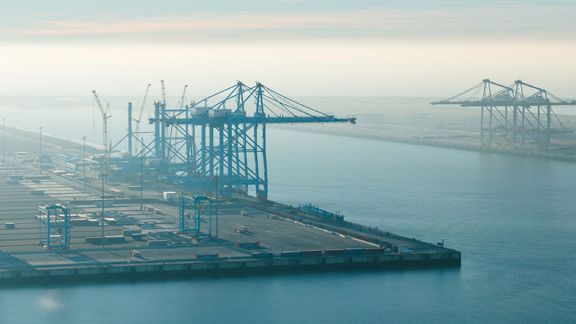 Containerterminals op de Maasvlakte in mist gehuld