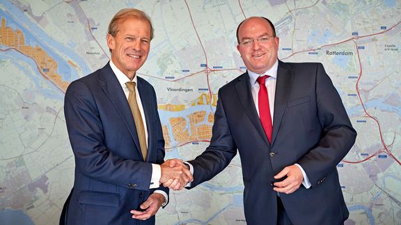 Allard Castelein, CEO des Port of Rotterdam, unterzeichnet und Markus Bangen, CEO von duisport