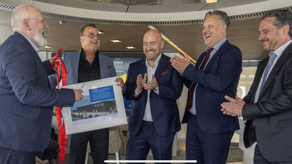 Frans Timmermans beginnt mit dem Bau der Fabrik